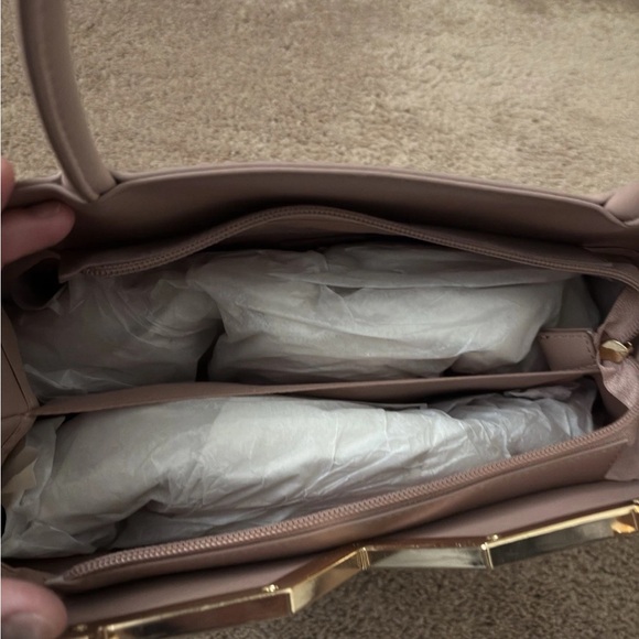 Brand new GROSSI Chic Blush Shoulder Bag with Gold Accents - Picture 7 of 7